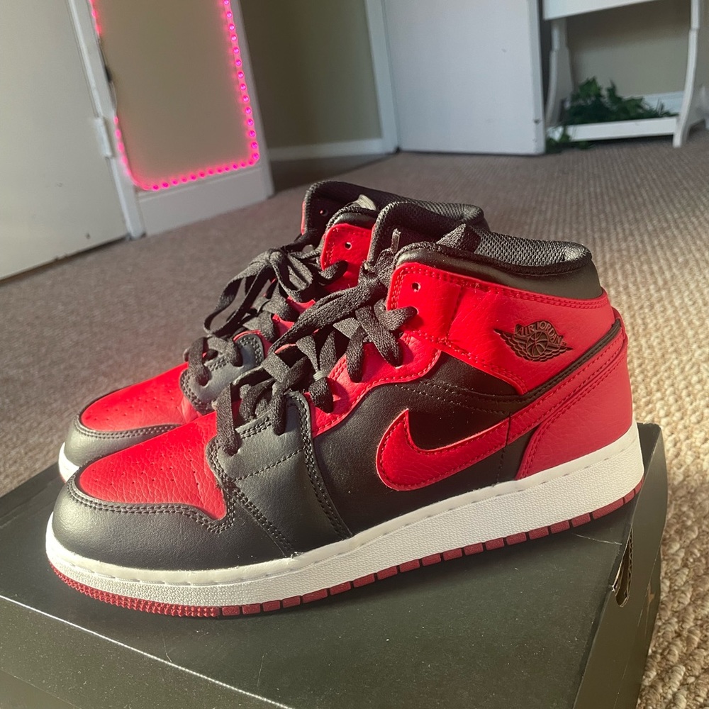 Air Jordan 1 mid "Banned"
